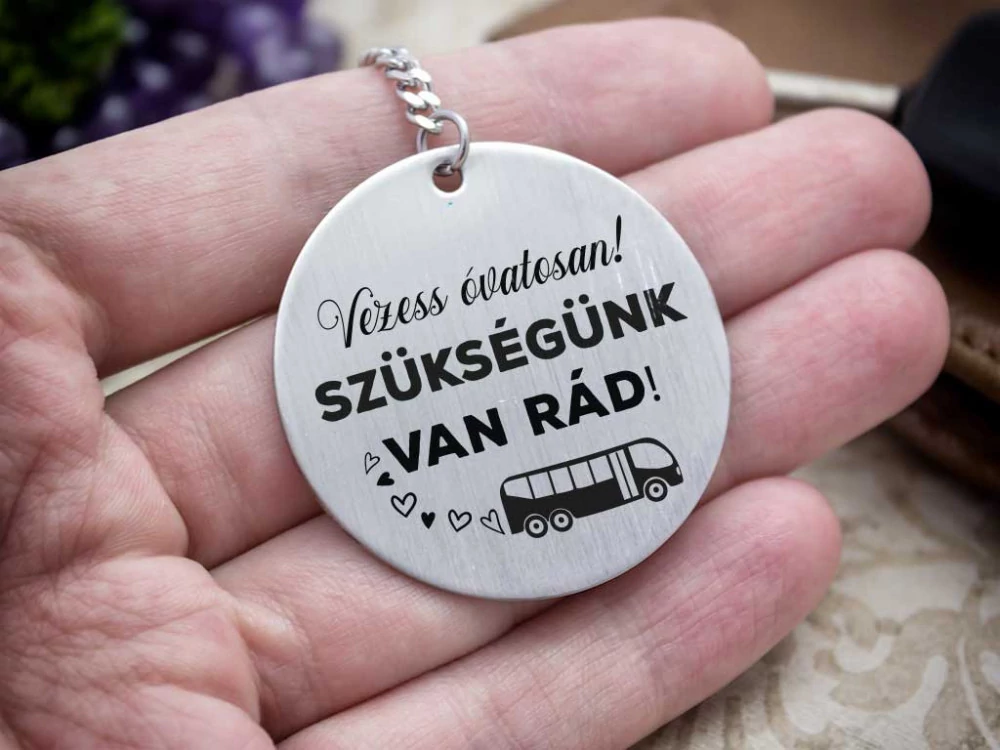 Vezess óvatosan acél medálos kulcstartó