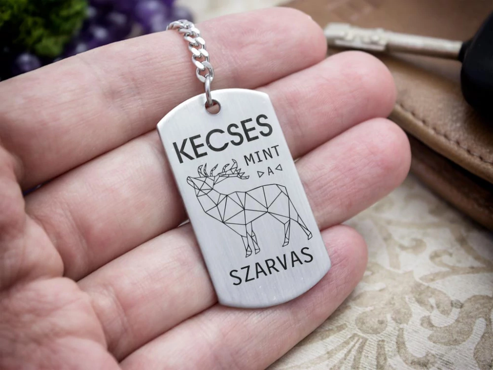 Kecses mint a szarvas acél medálos kulcstartó