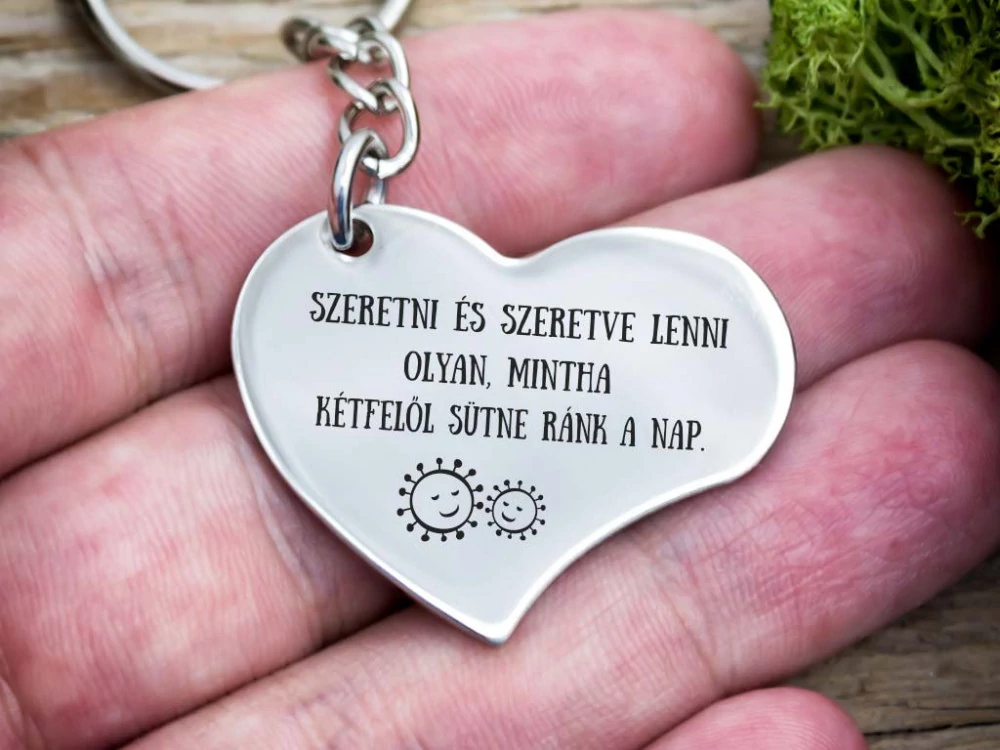 Szeretve lenni acél szív medálos kulcstartó